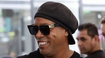 Ronaldinho cobra R$ 417 para jogar liga criada por Piqué