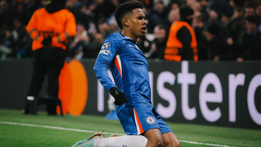 Estêvão comemora golaço contra o Barcelona