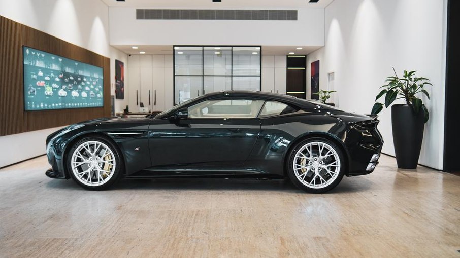 DB12 S mede 4,73 metros e recebe acertos específicos de chassi na versão de 700 cv