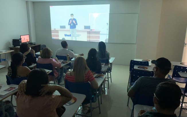 Ensino à distância começa a superar o alcance do presencial