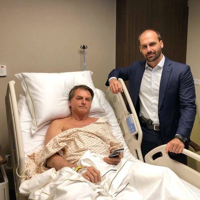 Eduardo Bolsonaro visita o pai Jair no hospital após cirurgia
