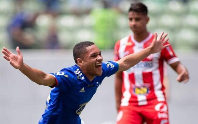 Vitor Roque vira 'xodó' da torcida e ganha espaço no Cruzeiro