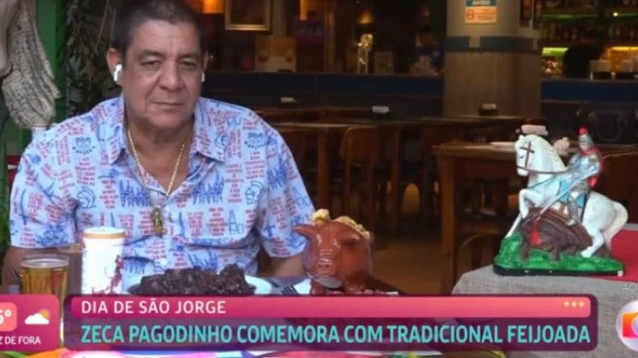 Zeca Pagodinho se delicia com feijoada e cerveja pela manhã e viraliza
