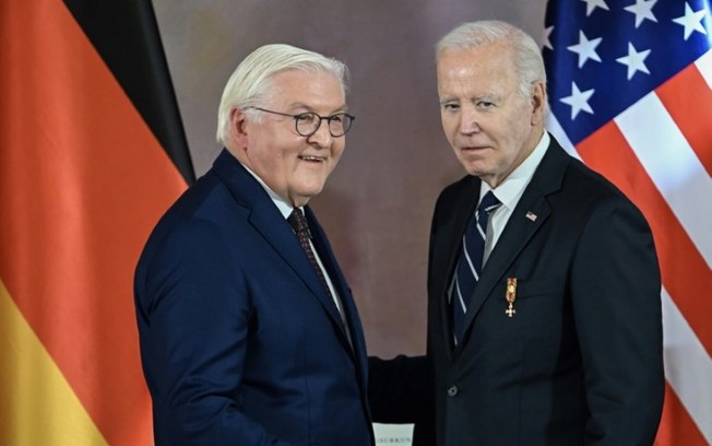 O presidente alemão Frank-Walter Steinmeier com o presidente americano Joe Biden após lhe entregar a Ordem Nacional do Mérito, a mais alta distinção civil na Alemanha, em 18 de abril de 2024