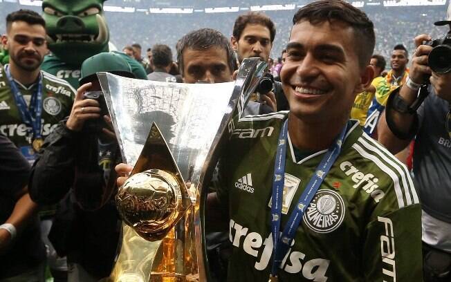 Dudu com o troféu de campeão brasileiro 2018; ele foi um dos melhores meias e também o melhor do campeonato, segundo o prêmio Bola de Prata