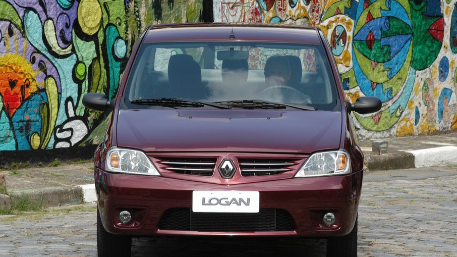 O Renault Logan tem entre as suas  vantagens o excelente espaço interno e o porta-malas de 510 litros