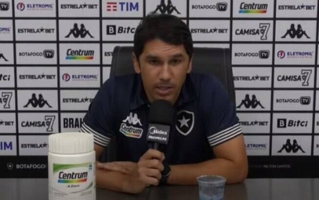 Lúcio Flávio detona arbitragem no revés do Botafogo para Flamengo: 'Não sabemos qual critério utilizado'