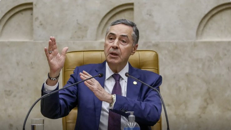 Barroso deixa presidência do STF enaltecendo a democracia