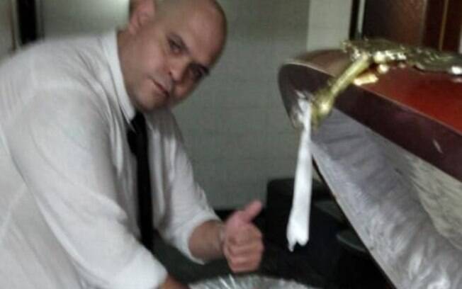 Funcionário de funerária tirou foto com a mão na cabeça de Maradona