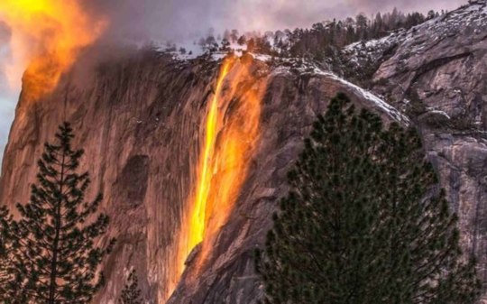 Fenômeno raro transforma cachoeira em "rio de fogo"