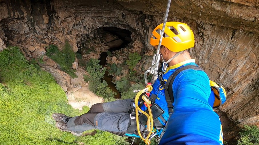 Umas das atrações é o rapel na boca da caverna Terra Ronca I Umas das atrações é o rapel na boca da caverna Terra Ronca I