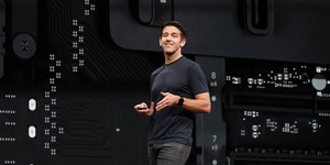 Quem é John Ternus, o novo CEO da Apple
