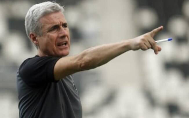 Sem visto de trabalho, Luís Castro pode ficar fora de mais um jogo do Botafogo pelo Brasileiro