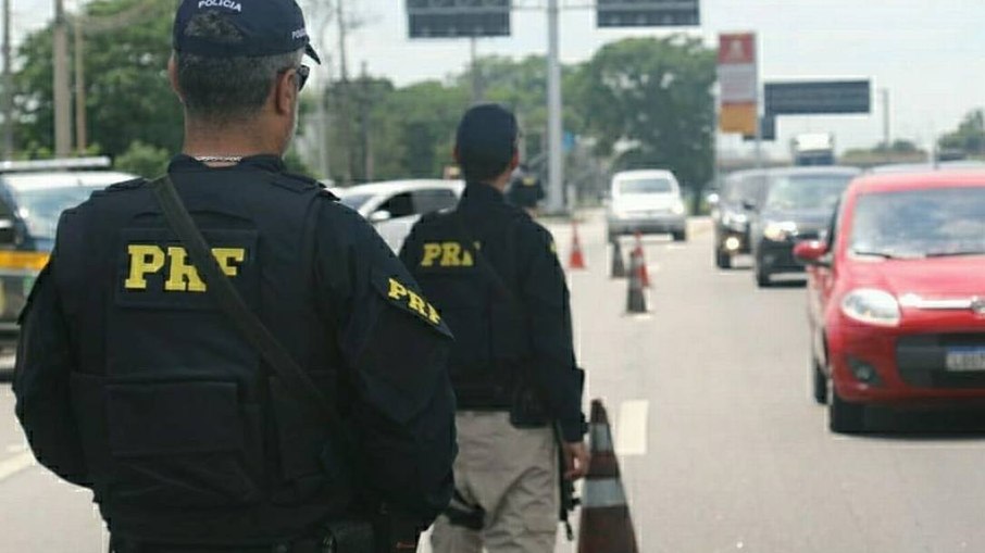 Agentes da Polícia Rodoviária Federal em patrulha na Dutra Agentes da Polícia Rodoviária Federal em patrulha na Dutra