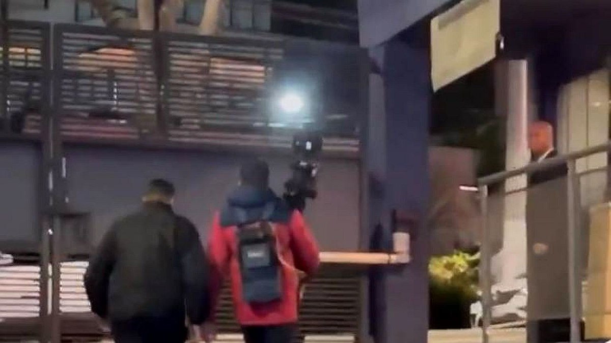 Cinegrafista da GloboNews foi retirado da sede da Band neste domingo Cinegrafista da GloboNews foi retirado da sede da Band neste domingo