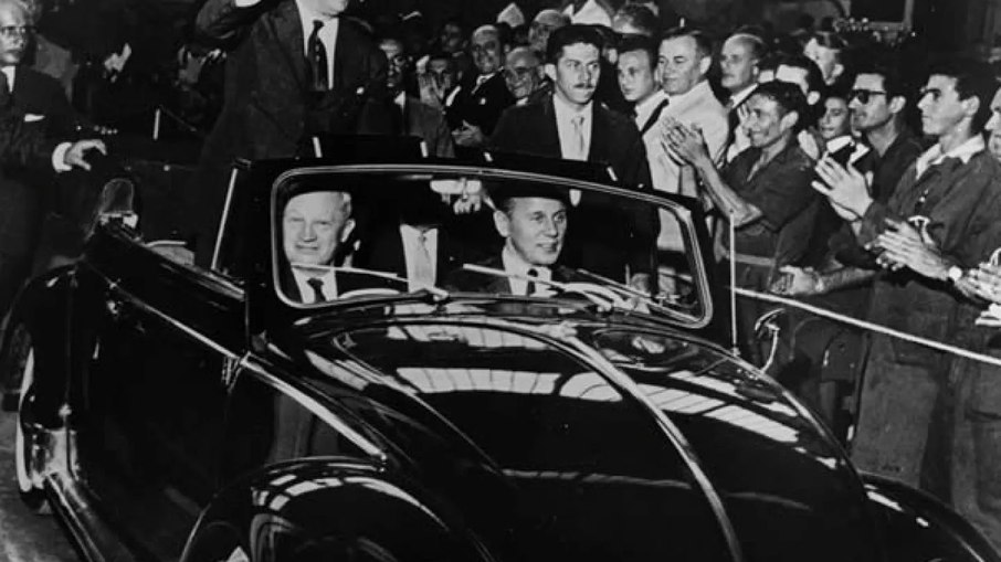 Juscelino Kubitschek desfilou em um Fusca conversível na inauguração da fábrica da Anchieta em 1959