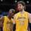 Kobe Bryant conversa com Pau Gasol durante a derrota do Lakers. Foto: Reuters
