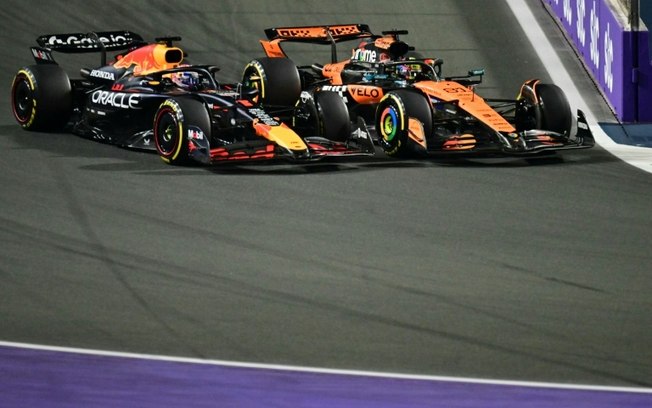 O piloto holandês da Red Bull, Max Verstappen (à esquerda), e o piloto australiano da McLaren, Oscar Piastri, durante o GP da Arábia Saudita de F1 em Jidá, em 20 de abril de 2025. O piloto holandês da Red Bull, Max Verstappen (à esquerda), e o piloto australiano da McLaren, Oscar Piastri, durante o GP da Arábia Saudita de F1 em Jidá, em 20 de abril de 2025.