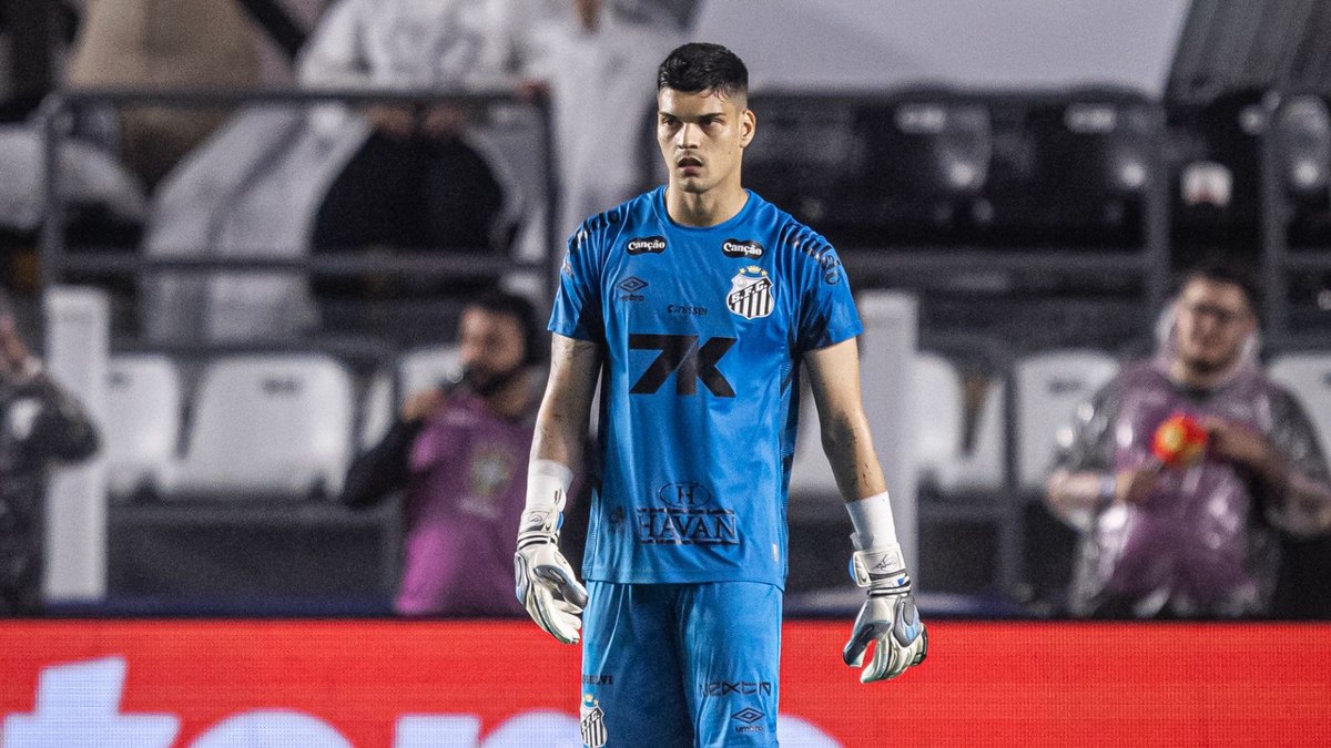  Com pênalti bobo de Brazão, Vitória vence e Santos se complica