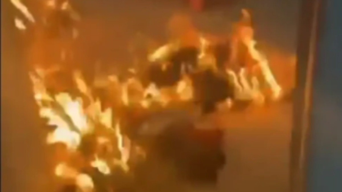 M%C3%A3e%20nega%20dinheiro%20e%20filho%20ateia%20fogo%20em%20casa