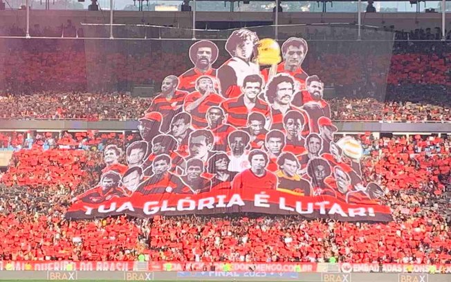 Mosaico 3D da torcida do Flamengo homenageando ídolos Mosaico 3D da torcida do Flamengo homenageando ídolos