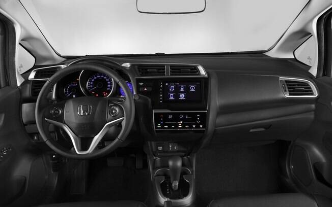 Interior do Honda Fit EXL 2018 vem com ar-condicionado digital e nova central multimídia com câmera de ré e GPS
