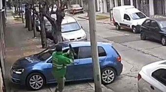 Ataque de vassoura: gari impede roubo de carro e afugenta ladrões