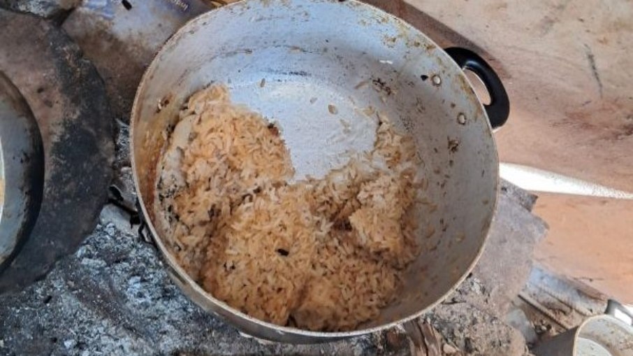 Sem comida, sem dinheiro e sem meios de retorno para casa, os trabalhadores começaram a sobreviver com os itens que restaram: arroz, jaca e salsicha Sem comida, sem dinheiro e sem meios de retorno para casa, os trabalhadores começaram a sobreviver com os itens que restaram: arroz, jaca e salsicha