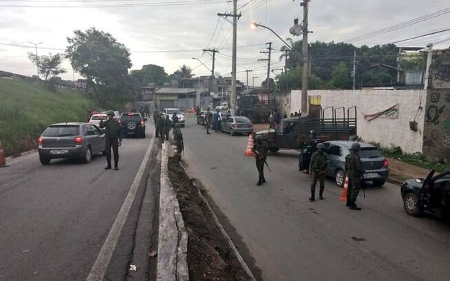 Megaoperação com forças de segurança: militares estão em pontos estratégicos e polícias buscam criminosos nas favelas