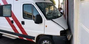 Adolescente em surto foge de hospital usando ambulância municipal