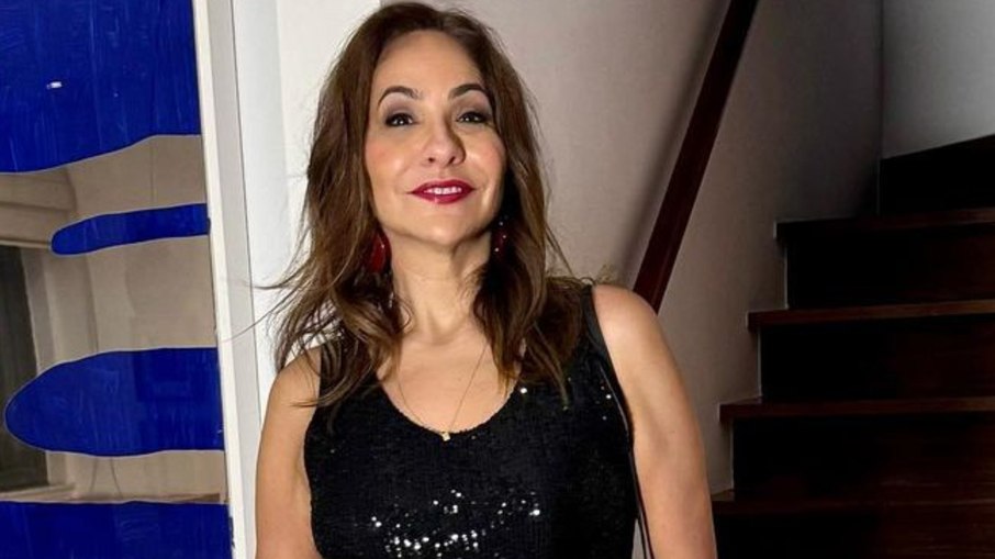 Maria Beltrão aposta em vestido preto com recortes para curtir noitada