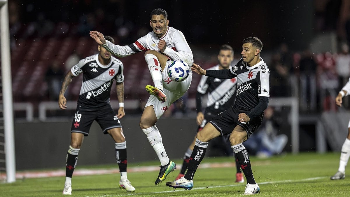 Brasileirão volta esvaziado e com briga de gigantes contra o Z4