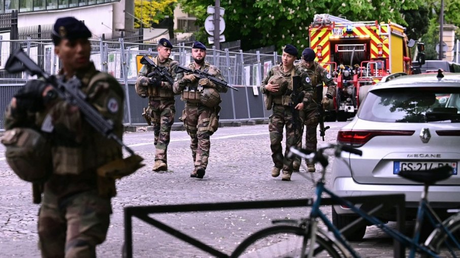 Militares franceses rondam perímetro de segurança próximo ao consulado do Irã em Paris