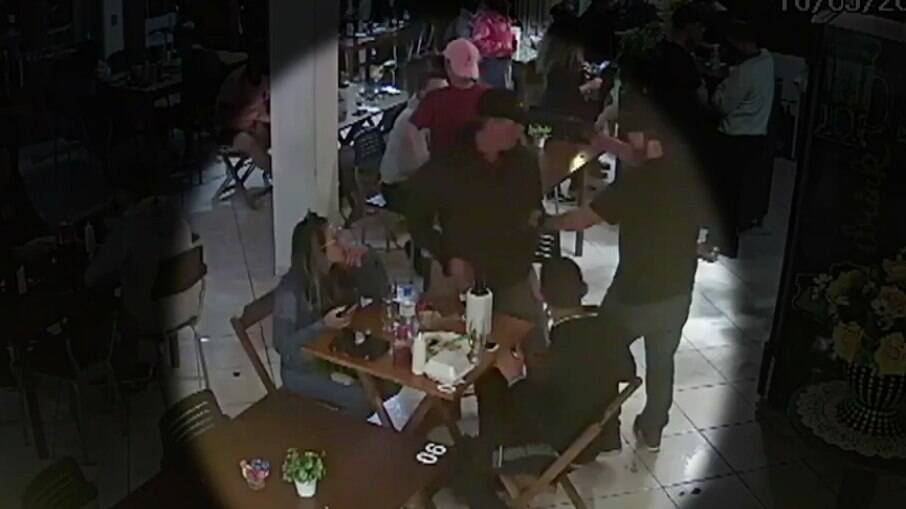 Tiroteio deixa dois mortos em restaurante 