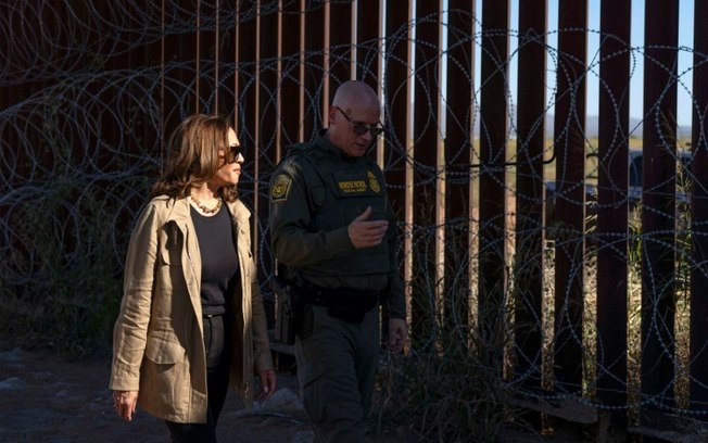 En su primer viaje a la frontera en su campaña presidencial, Kamala Harris improvisó con una visita no prevista en la agenda a la reja fronteriza que separa a Estados Unidos de México