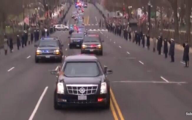 Carros oficiais se dirigem ao Capitólio, onde ocorre a cerimônia de posse de Donald Trump nesta sexta