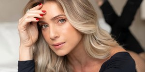 Letícia Spiller, 52, relembra ensaio sensual e beleza impressiona