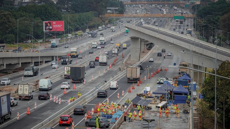 BR-116: caminhão pega fogo e trecho da Dutra foi interditado