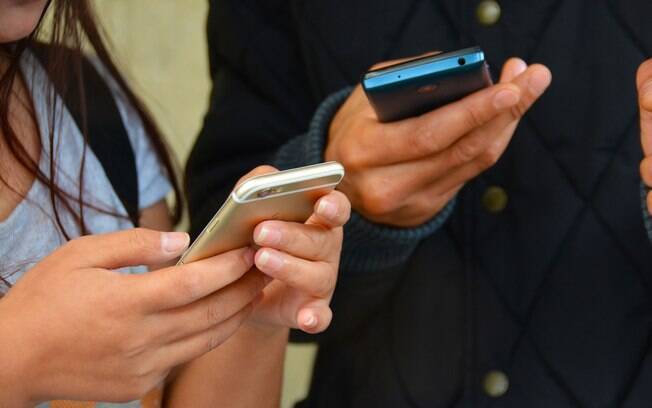 52% dos brasileiros afirmaram que não conseguem ficar sem usar o celular durante um dia