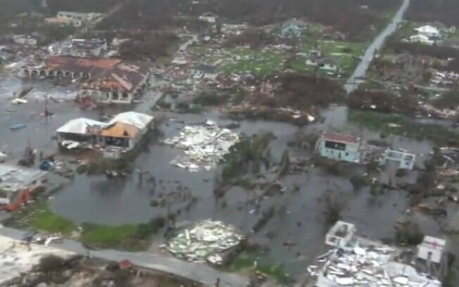 Bairros inundados e casas destruídas após passagem do furacão Dorian