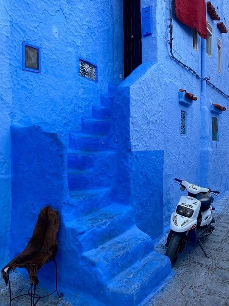 escada azul em cidade no Marrocos