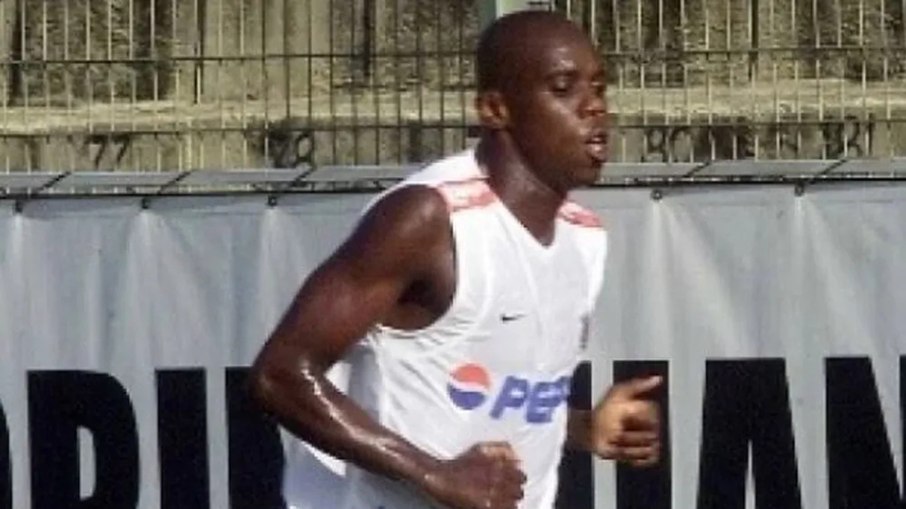 Ex-Corinthians vive nas ruas de São Paulo por vício em crack Ex-Corinthians vive nas ruas de São Paulo por vício em crack
