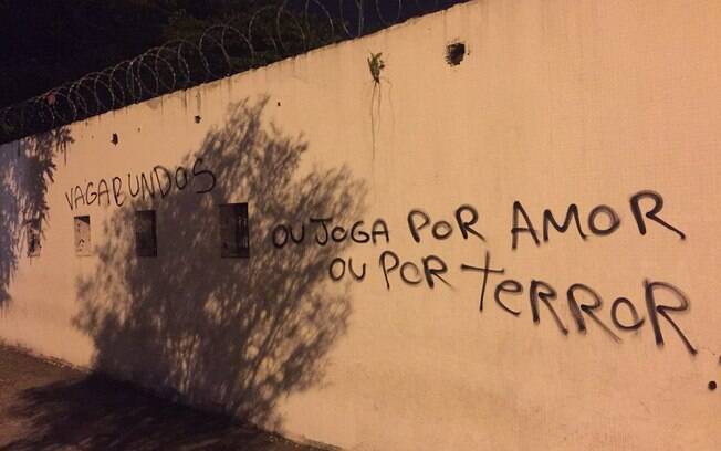 Muros do Parque São Jorge, sede do Corinthians, são pichados após derrota em Campinas