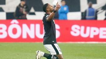 Botafogo vence Corinthians e assume liderança provisória do Brasileirão