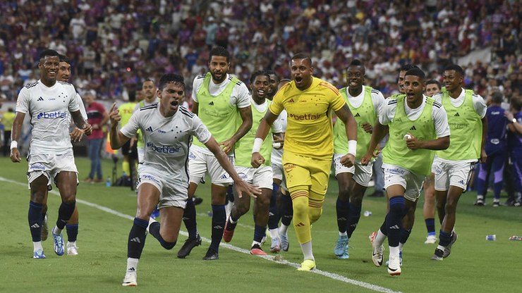 Lorenne fecha com campeão russo em ano de salto na Seleção de