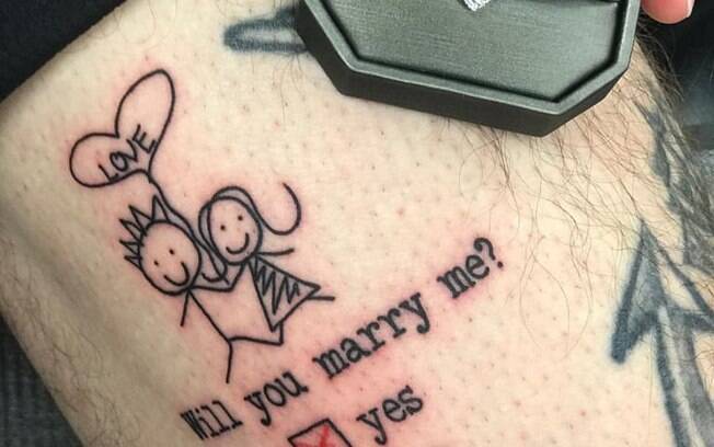 O rapaz tatuou o pedido de casamento na própria pele sem que a namorada soubesse, e ela respondeu com outra tattoo
