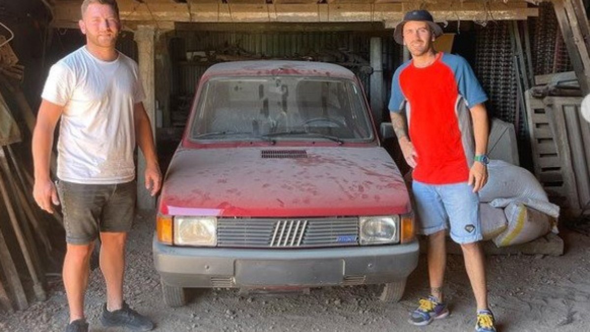 Os chamados  'Irmãos Kaskote' encontraram o Fiat 147 abandonado em um celeiro na Argentina e vão vendê-lo