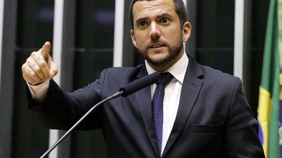 Deputado federal Carlos Jordy (PL-RJ) deve entregar assinaturas à mesa diretora da Câmara ainda nesta sexta-feira