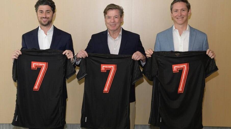Josh Wander (sócio do 777), Jorge Salgado e Juan Arciniegas (diretor de esportes do 777) mostram camisas do Vasco