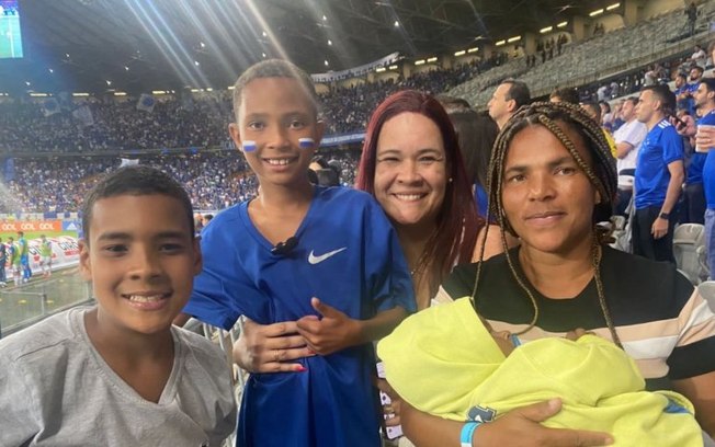Criança que pediu comida para PM ganha ingressos para jogo do Cruzeiro no Mineirão
